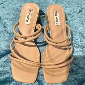 Women’s scrappy sandal with small chunky heel